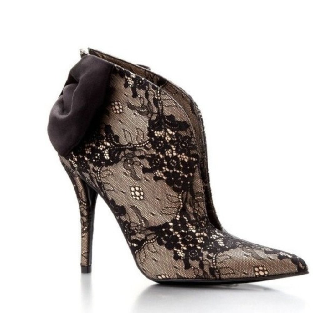 Stuart Weitzman Plunge Nude Luxe Lace Heels, 7.5